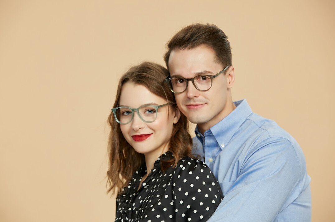 Portret mladog programera s naočalama