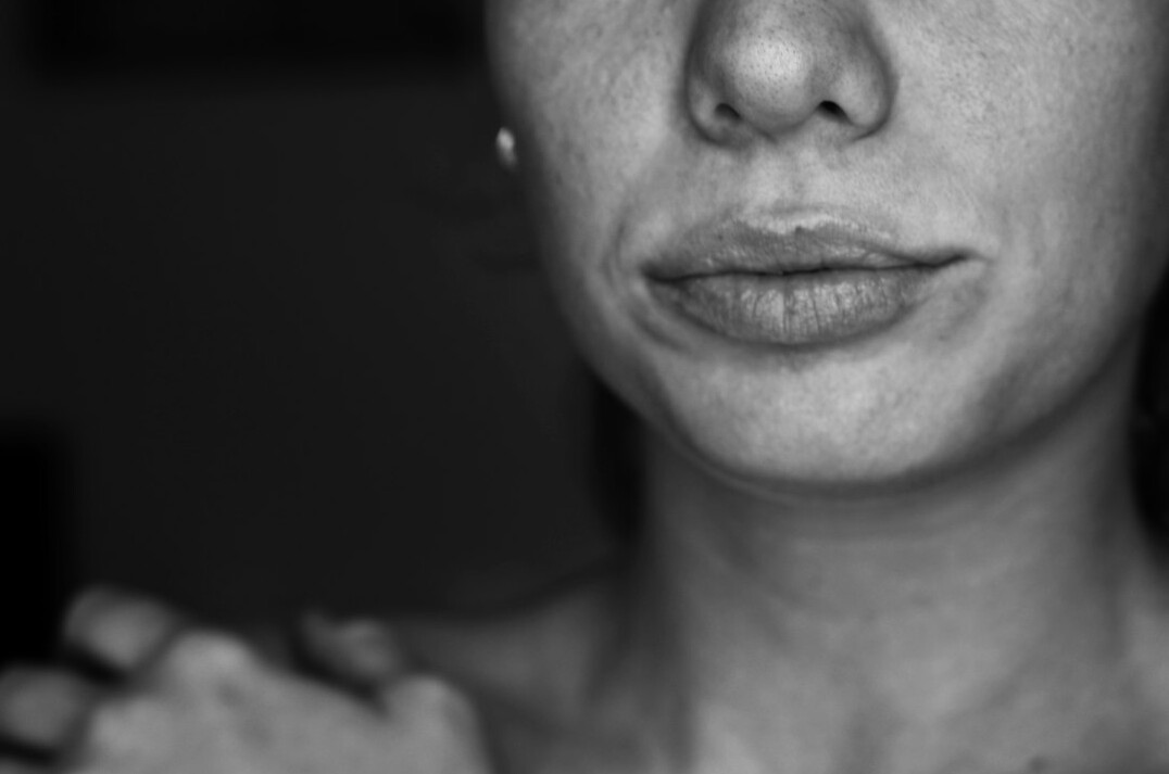 Portret žene analitičarke podataka koja se smiješi