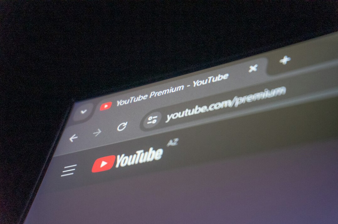 Predavač objašnjava kod na velikom ekranu tijekom video vodiča